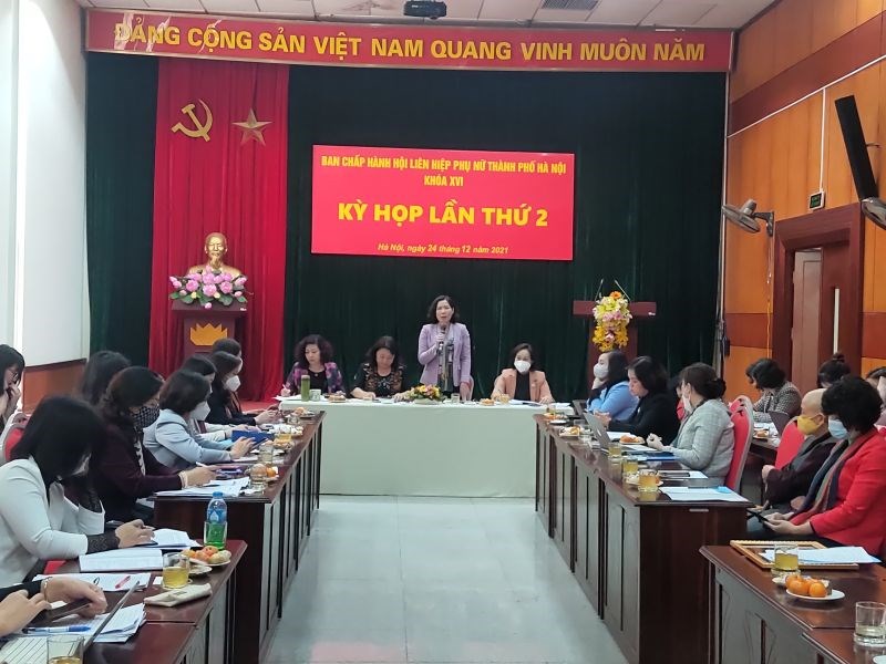 Đồng chí Lê Kim Anh, Chủ tịch Hội LHPN Hà Nội  phát biểu tại hội nghị