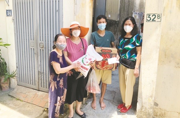Hội LHPN phường Thanh Xuân Trung, quận Thanh Xuân tặng quà cho phụ nữ di cư gặp khó khăn trên địa bàn