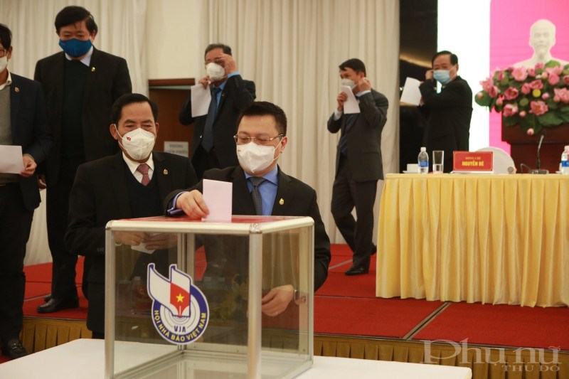 Các đại biểu tiến hành bỏ phiếu kín, bầu Ban chấp hành Hội Nhà báo Việt Nam khóa XI.
