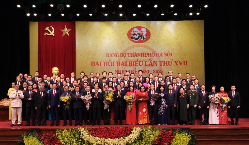 Các đồng chí lãnh đạo Trung ương và Thành phố chúc mừng BCH Đảng bộ TP Hà Nội khóa XVII