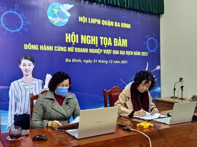 Bà Đinh Thị Phương Liên, Chủ tịch Hội LHPN quận Ba Đình (người bên phải) và bà Bành Thị Nhung, Chủ tịch CLB Nữ Doanh nhân Quận tại buổi tọa đàm