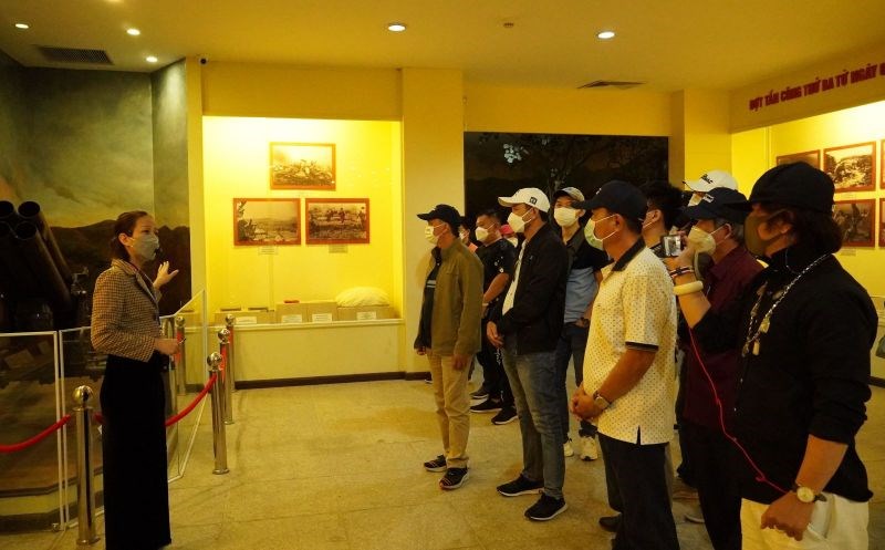 Đoàn du khách từ TP Hồ Chí Minh tham quan di tích tại Điện Biên