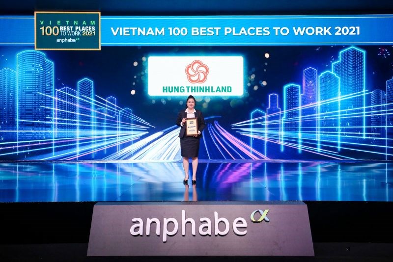 Đại diện Hưng Thịnh Land nhận giải thưởng Top 100 Nơi làm việc tốt nhất Việt Nam 2021 (Đứng thứ 3 ngành Bất động sản và 37/100 toàn thị trường)