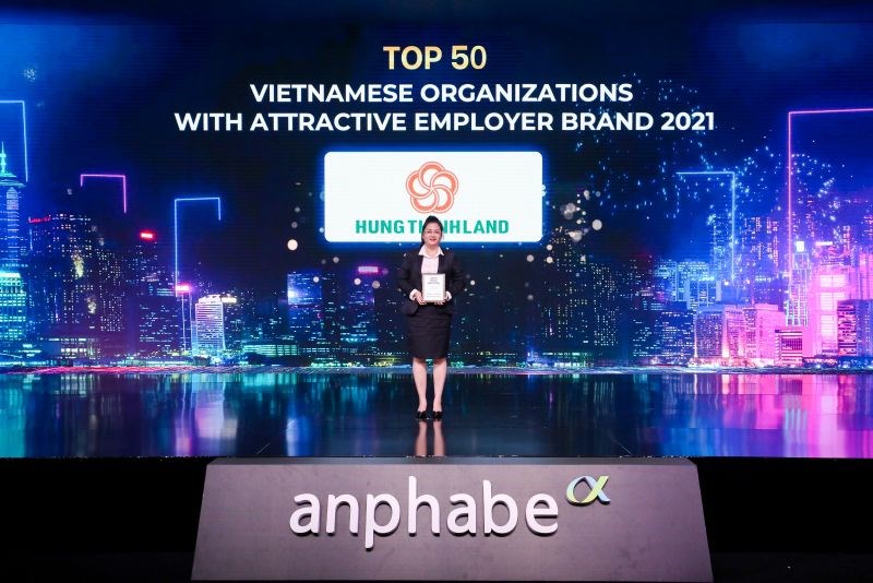 Đại diện Hưng Thịnh Land nhận giải thưởng“Top 50 doanh nghiệp Việt có thương hiệu nhà tuyển dụng hấp dẫn nhất Việt Nam 2021”