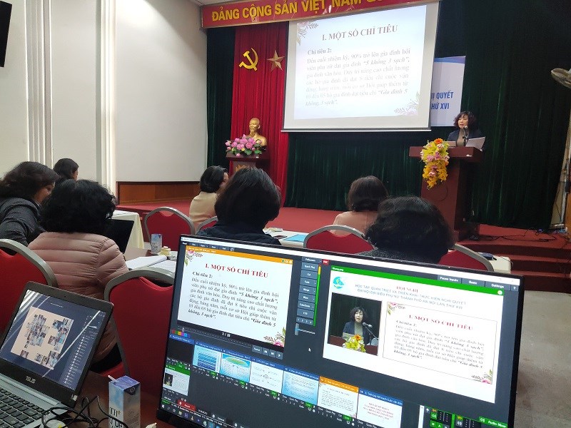 Đồng chí Lê Thị Thiên Hương, Phó Chủ tịch Hội LHPN Hà Nội trình bày về dự thảo  kế hoạch triển khai cuộc vận động 