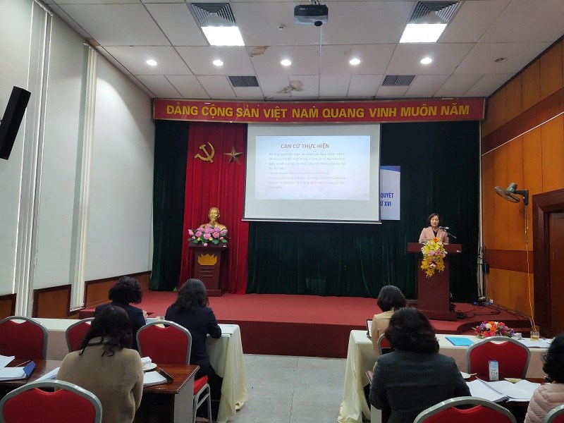 Đồng chí Phạm Thị Thanh Hương, Phó Chủ tịch Hội LHPN Hà Nội trình bày dự thảo kế hoạch cuộc vận động 