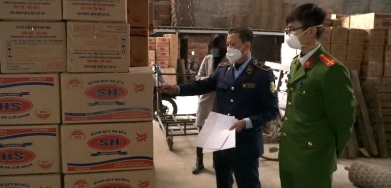 Lực lượng chức năng kiểm tra tại Cơ sở sản xuất bánh kẹo Sơn Hà, xã La Phù, huyện Hoài Đức