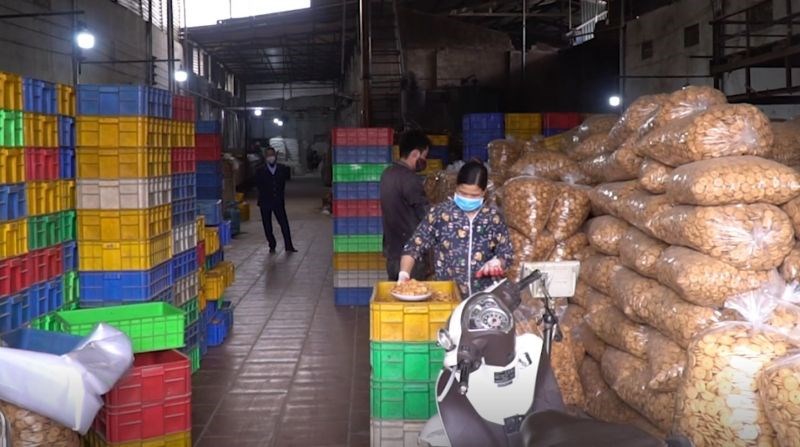 Tại cơ sở sản xuất bánh kẹo Sơn Hà, xã La Phù, huyện Hoài Đức