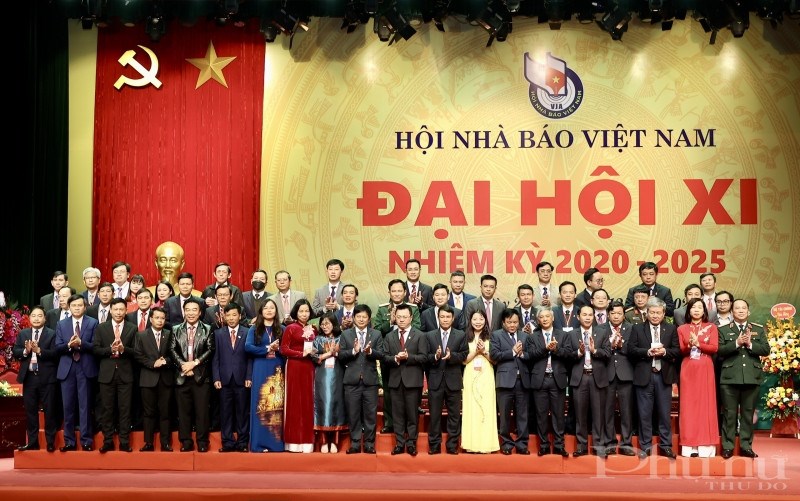Ban chấp hành Hội Nhà báo Việt Nam khóa XI ra mắt taị Đại hội.