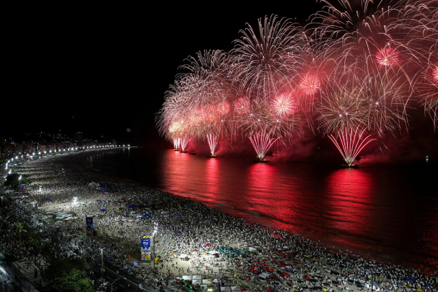 Bãi biển Copacabana trong màn pháo hoa mừng Năm Mới ở Rio de Janeiro.