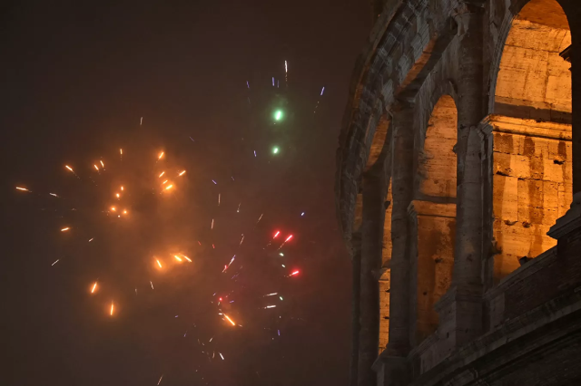 Đấu trường La Mã trong màn pháo hoa mừng Năm Mới ở Roma.