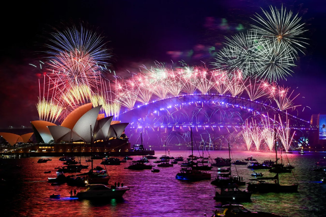 Cảng Sydney bừng sáng trong lễ hội pháo hoa mừng Năm Mới ở Australia.