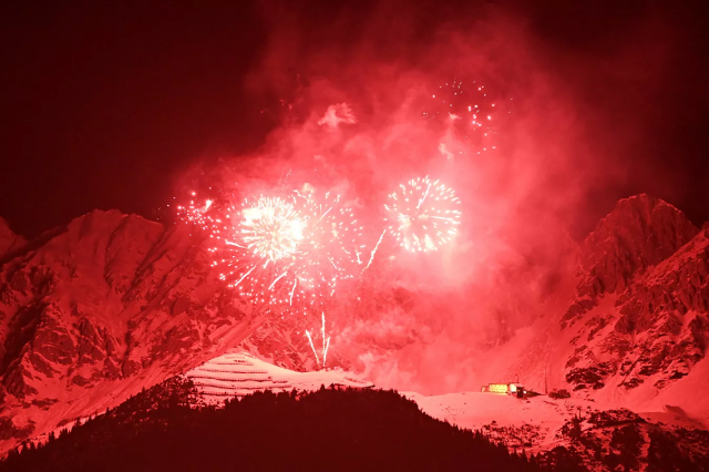 Dãy núi Alps trong màn pháo hoa mừng Năm Mới ở Áo.