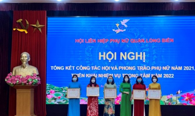 Hội LHPN quận Long Biên khen thưởng các tập thể, cá nhân có thành tích xuất sắc năm 2021