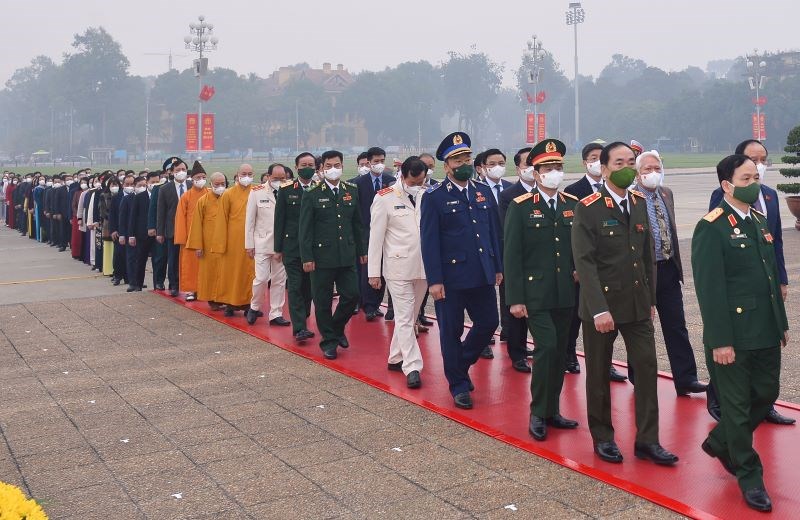 Lãnh đạo Đảng, Nhà nước và các đại biểu Quốc hội vào lăng viếng Chủ tịch Hồ Chí Minh - ảnh 7