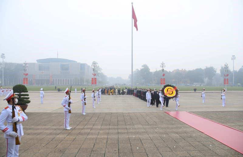 Lãnh đạo Đảng, Nhà nước và các đại biểu Quốc hội vào lăng viếng Chủ tịch Hồ Chí Minh - ảnh 4