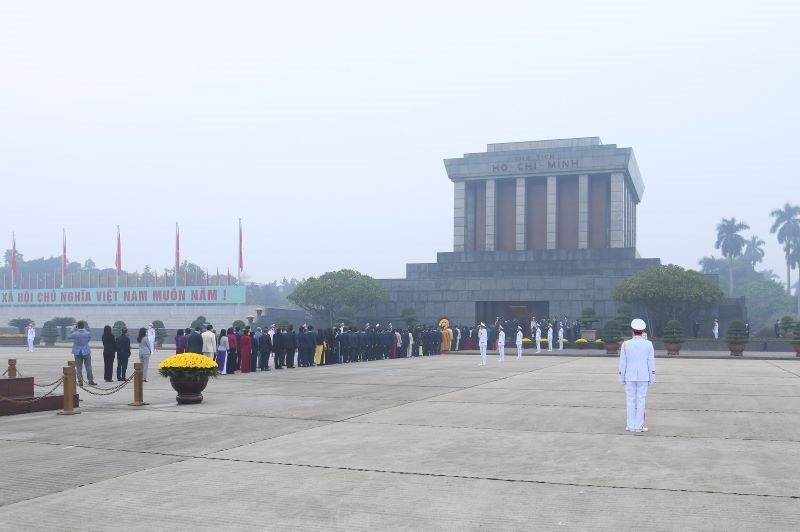 Đoàn đại biểu viếng lăng Chủ tịch Hồ Chí Minh.
