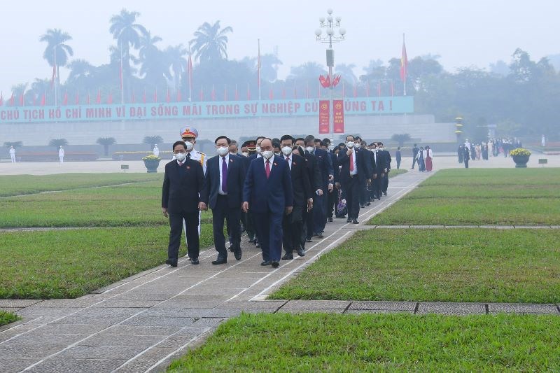 Lãnh đạo Đảng, Nhà nước và các đại biểu Quốc hội vào lăng viếng Chủ tịch Hồ Chí Minh - ảnh 5