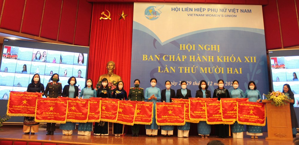 Hội LHPN Hà Nội vinh dự là một trong những tập thể xuất sắc nhận Cờ thi đua của TƯ Hội LHPN Việt Nam trao tặng năm 2021