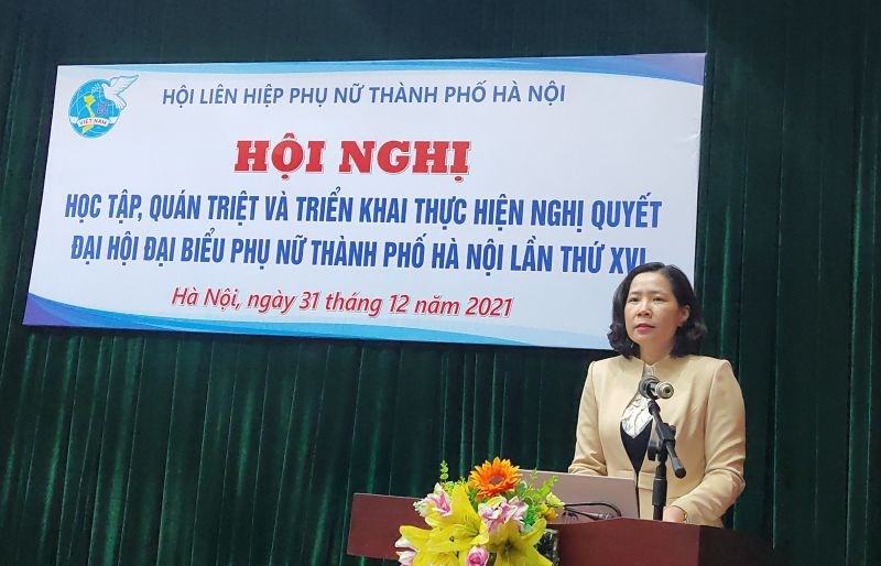 Đồng chí Lê Kim Anh, Thành uỷ viên, Chủ tịch Hội LHPN Hà Nội phát biểu tại hội nghị