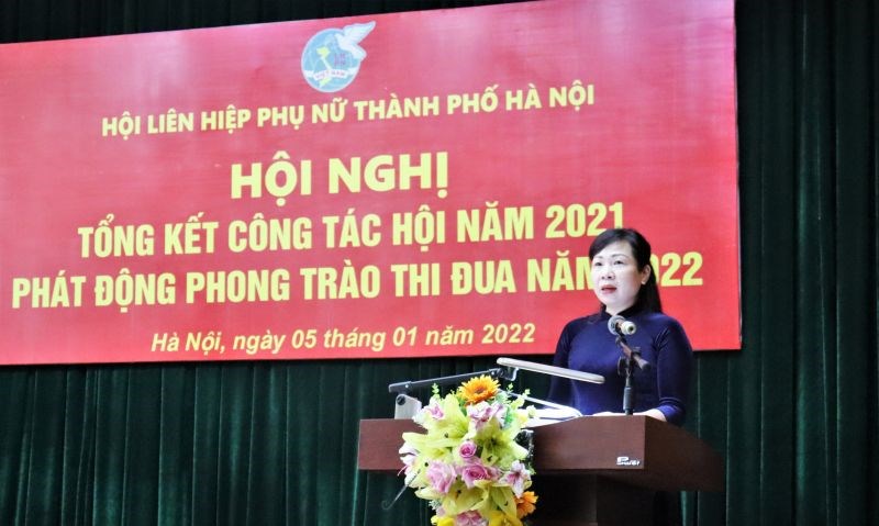 Chủ tịch Hội LHPN quận Tây Hồ Bùi Thị Ngọc Thuý phát biểu hưởng ứng phong trào thi đua