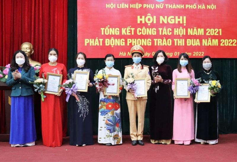 Các đồng chí lãnh đạo Hội LHPN Hà Nội và Sở Tư pháp TP Hà Nội trao giải cho các cá nhân đoạt giải cuộc thi trực tuyến Phụ nữ Thủ đô với văn hoá giao thông năm 2021