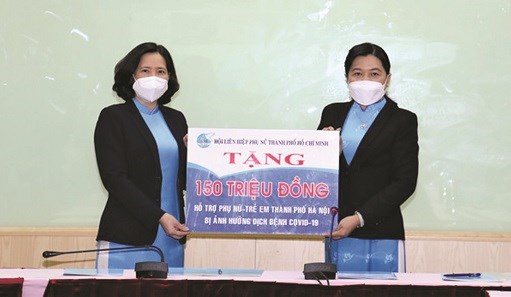 Nhân dịp ký kết giao ước năm 2022, Hội LHPN TP Hồ Chí Minh đã tặng Hội LHPN Hà Nội 150 triệu đồng nhằm hỗ trợ trẻ em, phụ nữ TP Hà Nội bị ảnh hưởng bởi dịch Covid-19 (Ảnh: T.T)