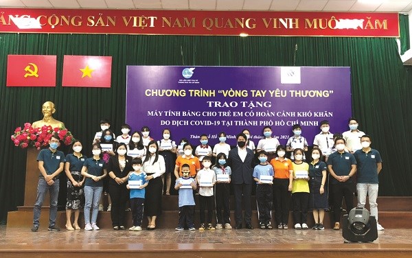 Hội LHPN TP Hồ Chí Minh trao tặng máy tính cho học sinh khó khăn thực hiện chương trình “Vòng tay yêu thương” (Ảnh: HPN)