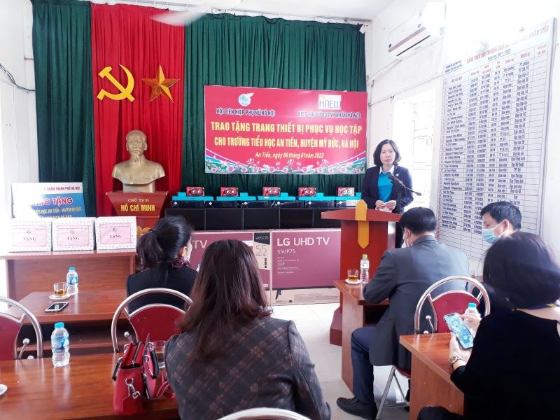 Đồng chí Lê Kim Anh - Chủ tịch Hội LHPN Hà Nội phát biểu tại chương trình thiện nguyện