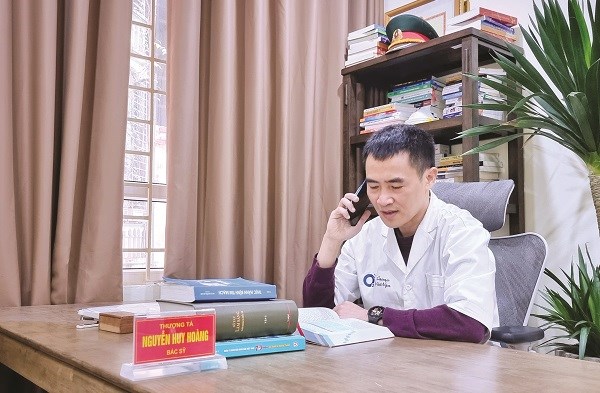 Thượng tá. BS Nguyễn Huy Hoàng, Trung tâm oxy cao áp Việt – Nga đang tư vấn cho bệnh nhân