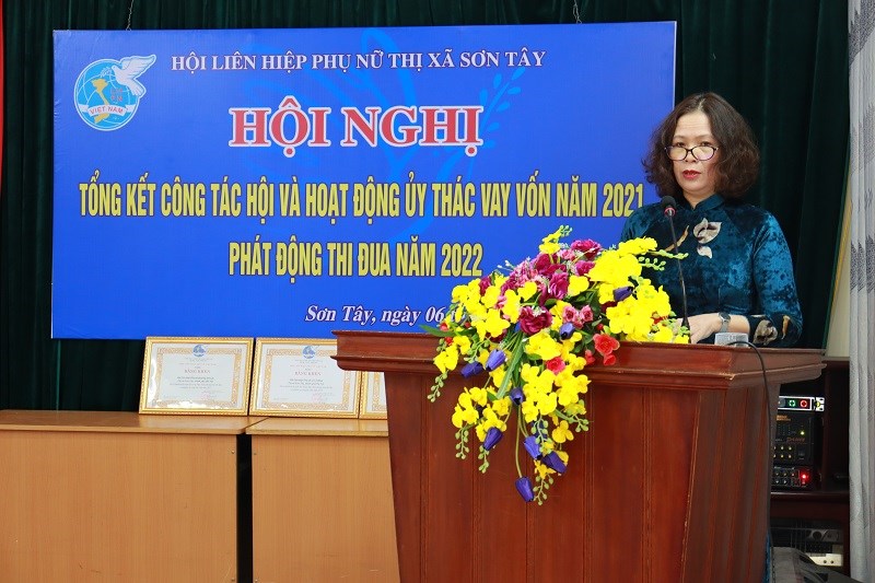 Đồng chí Đỗ Thị Thúy Vân, Phó Chủ tịch Hội LHPN thị xã Sơn Tây báo cáo kết quả hoạt động Hội năm 2021