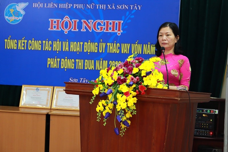 Đồng chí Phan Thị Thu Hường, Chủ tịch Hội LHPN thị xã Sơn Tây đã phát động thi đua trong hệ thống Hội phụ nữ thị xã năm 2022
