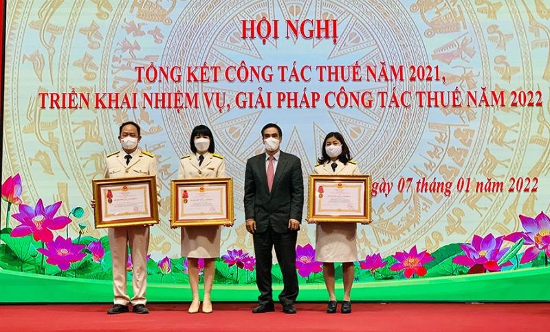 Thứ trưởng Bộ Tài chính Trần Xuân Hà trao Huân chương Lao động hạng Ba cho các cá nhân