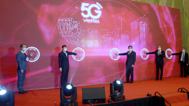 Đại diện Tập đoàn Viettel và thành phố Đà Nẵng tiến hành nghi thức khai trương đưa vào thử nghiệm dịch vụ mạng 5G.