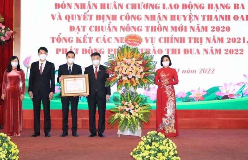 Phó Bí thư Thường trực Thành ủy Nguyễn Thị Tuyến tặng hoa chúc mừng cán bộ và Nhân dân huyện Thanh Oai