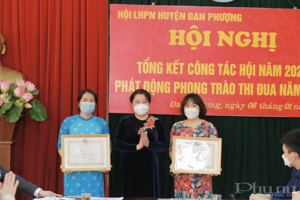 Đồng chí Nguyễn Thị Thu Thủy trao bằng khen cho đại diện Hội LHPN cơ sở có