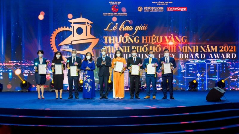 Chủ tịch Tập đoàn Hưng Thịnh chụp hình lưu niệm cùng các doanh nghiệp đạt giải trong lĩnh vực dịch vụ (bìa phải)