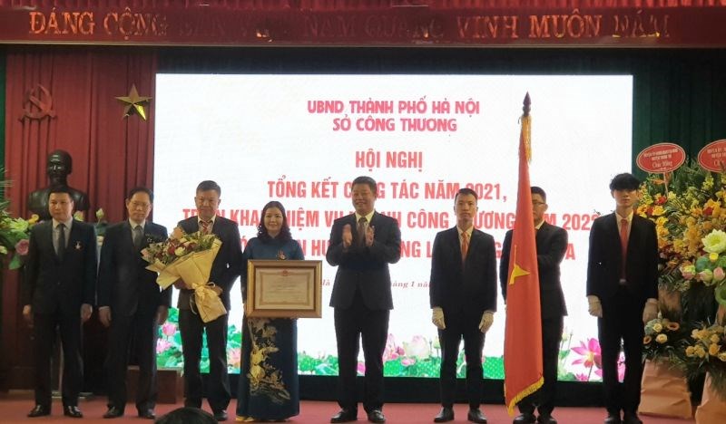 Thừa ủy quyền của Chủ tịch nước, Phó Chủ tịch UBND TP Hà Nội Nguyễn Mạnh Quyền đã trao tặng Huân chương Lao động hạng Ba cho tập thể Sở Công Thương Hà Nội.