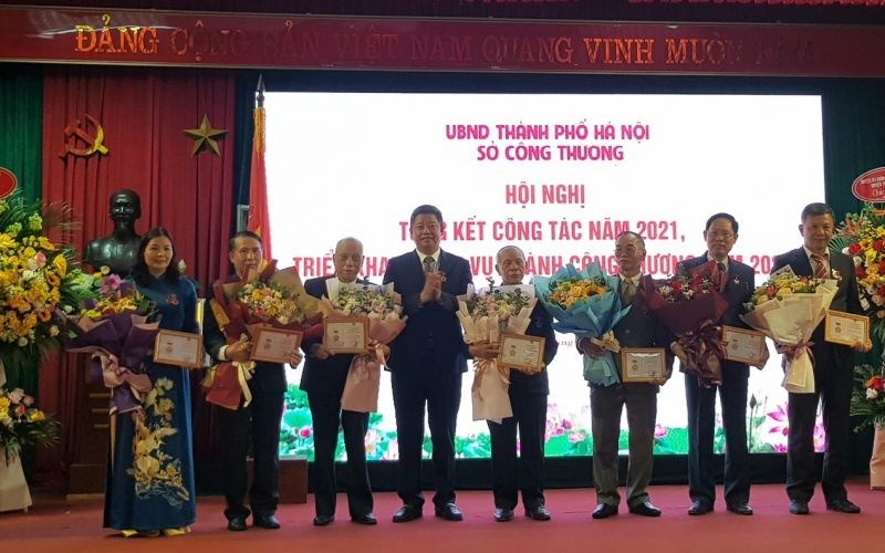 Phó Chủ tịch UBND TP Hà Nội Nguyễn Mạnh Quyền đã trao tặng Huy hiệu
