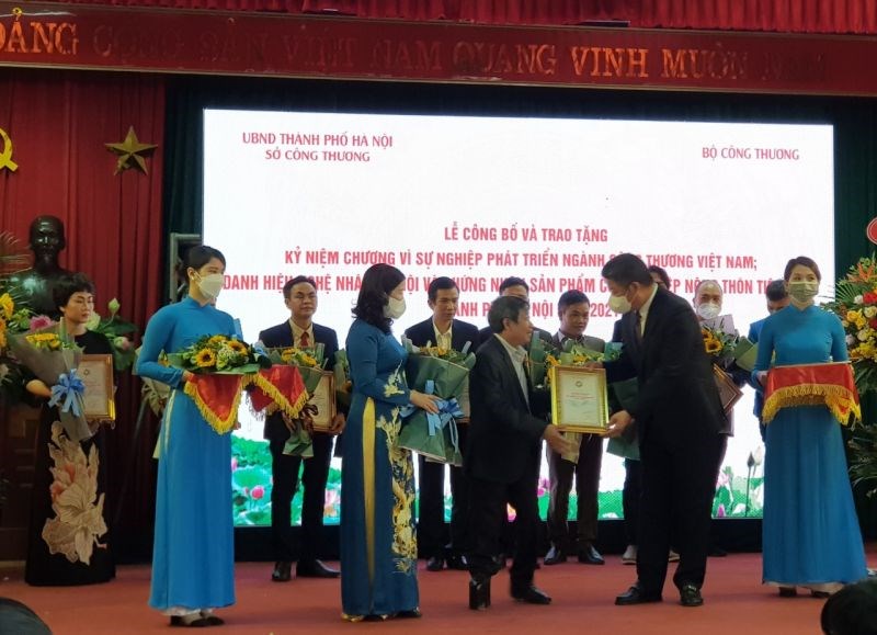 Phó Chủ tịch UBND TP Hà Nội Nguyễn Mạnh Quyền và Quyền Giám đốc Sở Công Thương trao Kỷ niệm chương Vì sự nghiệp ngành Công Thương cho các cá nhân