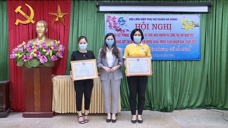 Hội LHPN phường Phú Lương và Hội LHPN phường Phú La (quận Hà Đông) nhận khen thưởng của TW Hội LHPN Việt Nam