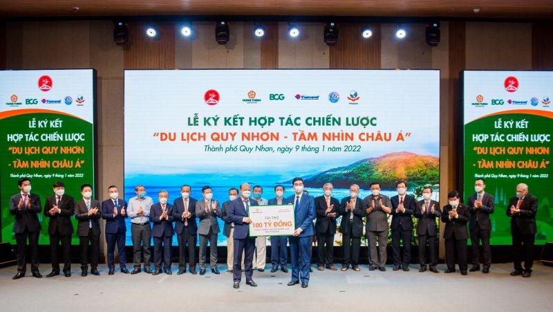 Ông Lê Trọng Khương - Tổng Giám đốc Hưng Thịnh Land (bên trái) trao bảng biểu trưng tài trợ 100 tỷ đồng cho ông Lâm Hải Giang - Phó Chủ tịch UBND tỉnh Bình Định nhằm phát triển nguồn nhân lực du lịch của tỉnh