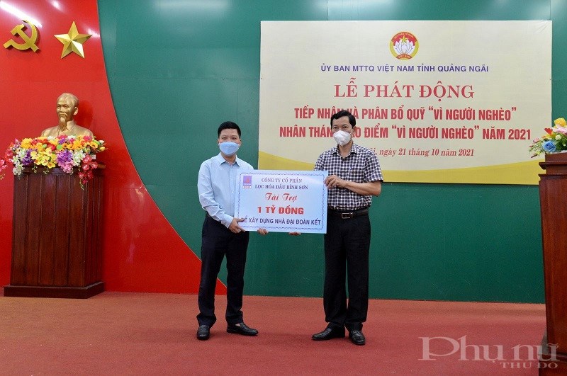 Đại diện công ty BSR trao bảng tượng trưng hỗ trợ 1 tỉ đồng cho Quỹ “Vì người nghèo” tỉnh Quảng Ngãi.