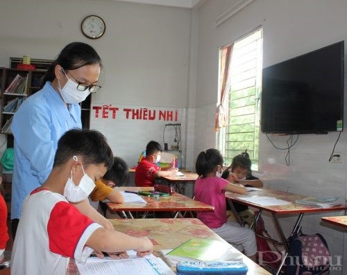 Các sơ chăm sóc trẻ em có hoàn cảnh khó khăn tại Mái ấm Thiên Ân, xã Tân Xã, huyện Thạch Thất, TP Hà Nội