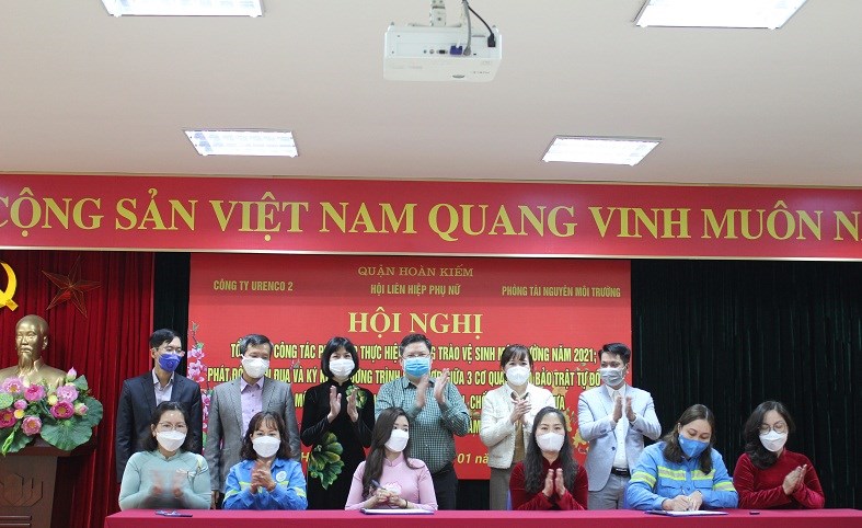 Các đại biểu lãnh đạo UBND quận Hoàn Kiếm, Hội LHPN Hà Nôi và 3 cơ quan Hội LHPN quận, phòng Tài nguyên môi trường và Urenco Hoàn Kiếm tham dự chương trình ký kết của 18 phường và các tổ