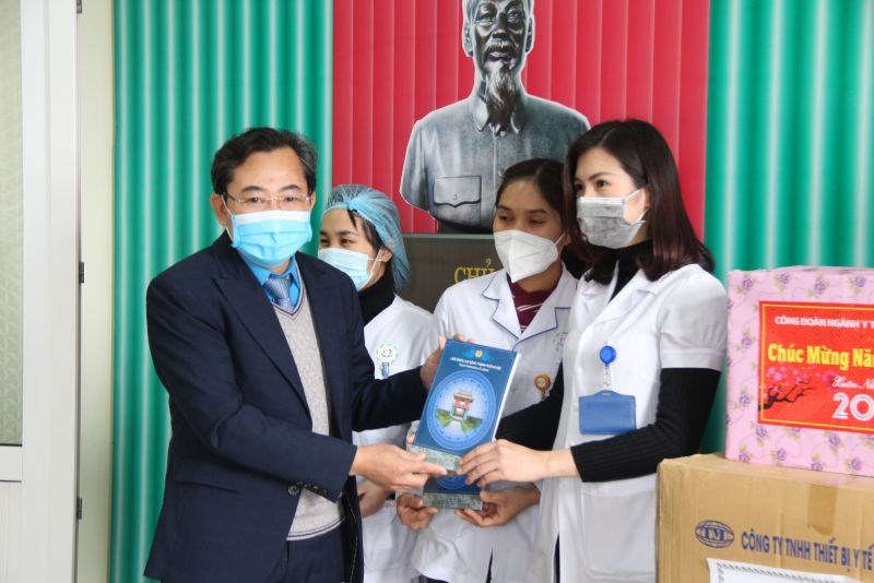 Phó Chủ tịch LĐLĐ TP Hà Nội Nguyễn Chính Hữu tặng quà cho cán bộ, y, bác sỹ bệnh viện Bắc Thăng Long