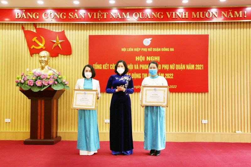 Đồng chí Lê Kim Anh, Chủ tịch Hội LHPN Hà Nội trao Bằng khen của Trung ương Hội LHPN Việt Nam cho hai tập thể