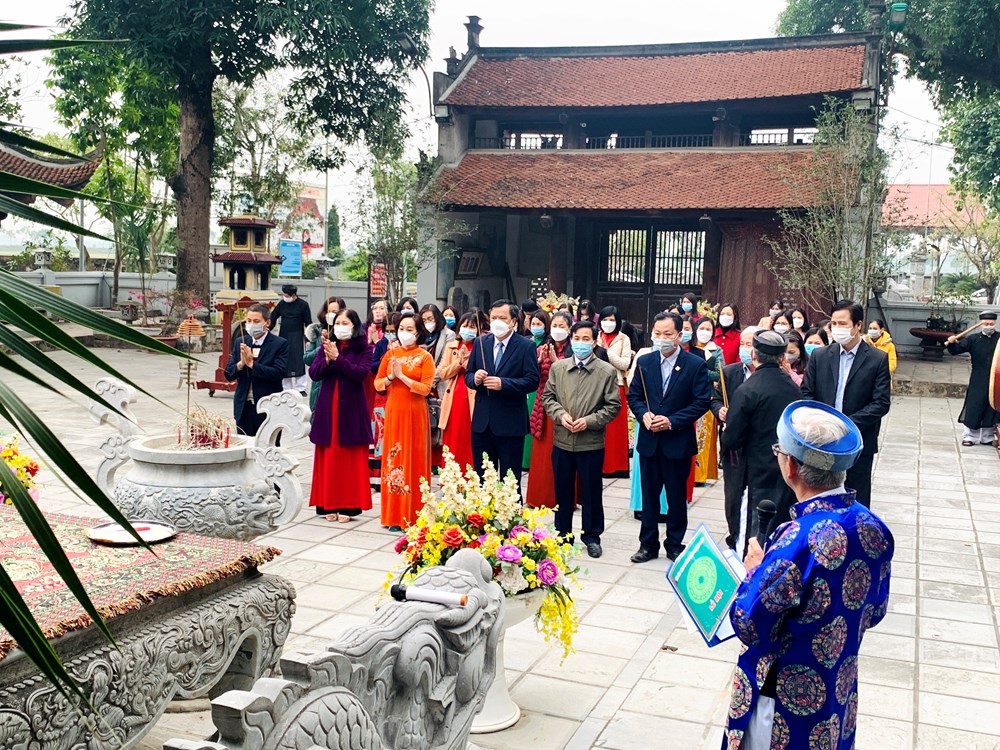 Trước đó, các lãnh đạo Hội LHPN TP Hà Nội, lãnh đạo huyện Phúc Thọ và các cán bộ Hội LHPN huyện và 21 cơ sở Hội đã đến dâng hương tại đền Hát Môn