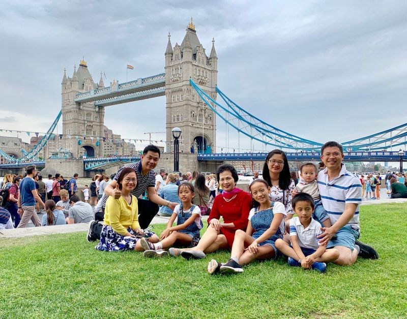 Chị Bích Đông cùng các con trai, gái, dâu, rể trong một chuyến du lịch châu Âu năm 2019