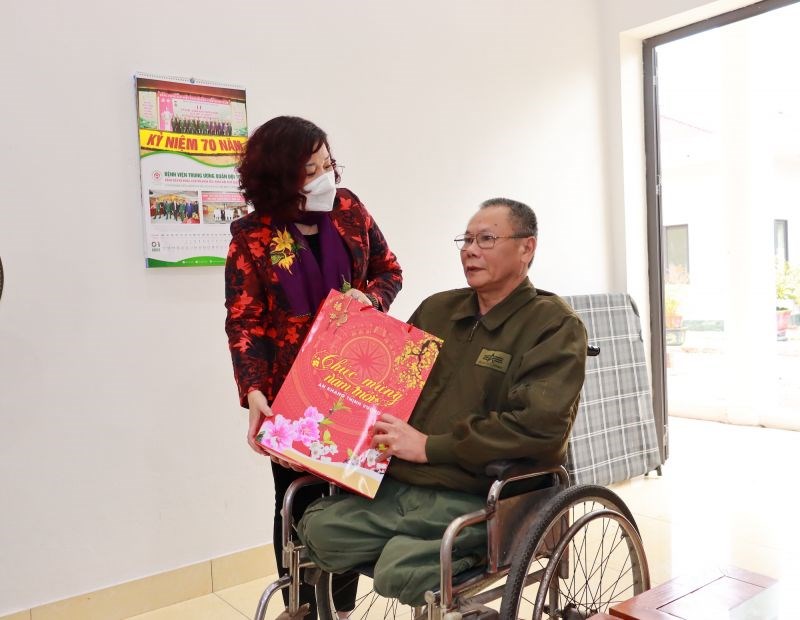 Thương binh Lê Văn Tý xúc động khi nhận được phần quà Tết mà lãnh đạo Hội LHPN TP Hà Nội trao tặng